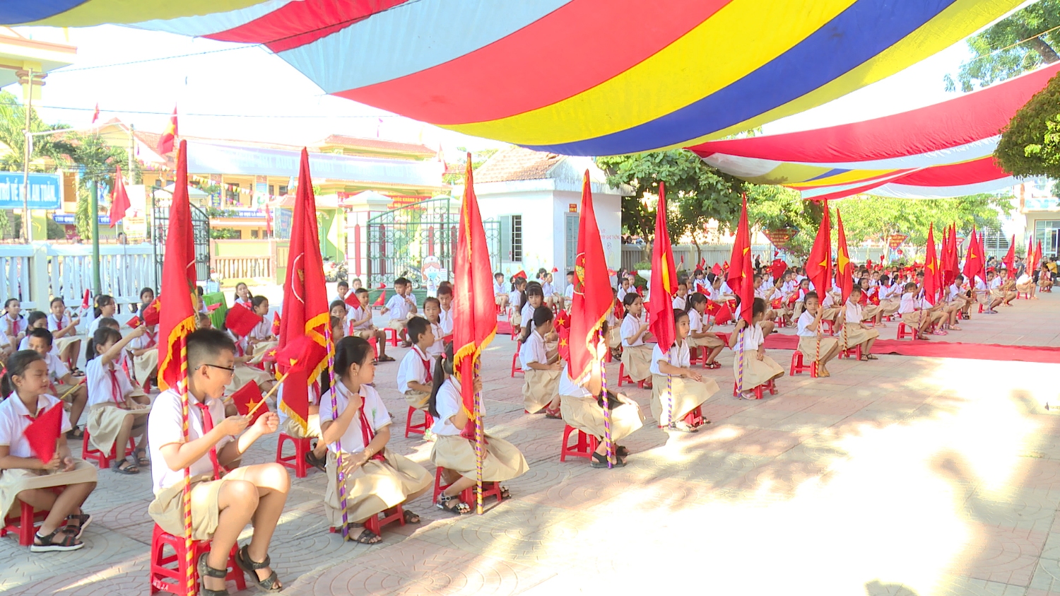 Toàn cảnh trên xuống Lễ khai giảng trường Tiểu học Quảng Thuận