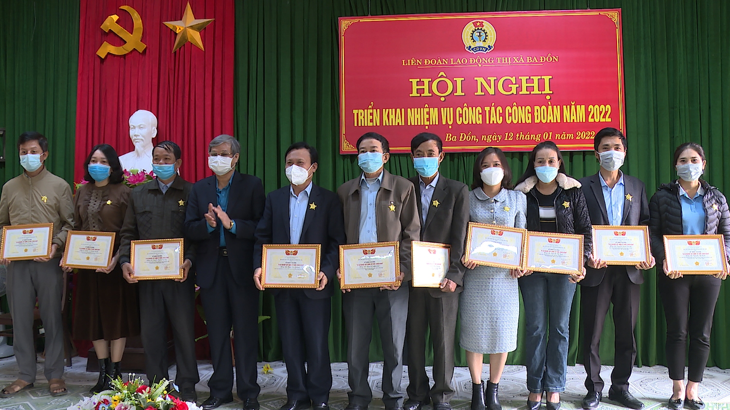 Tổng LĐLĐ Việt Nam tặng kỷ niệm chương “Vì sự nghiệp xây dựng tổ chức công đoàn” cho 11 đồng chí