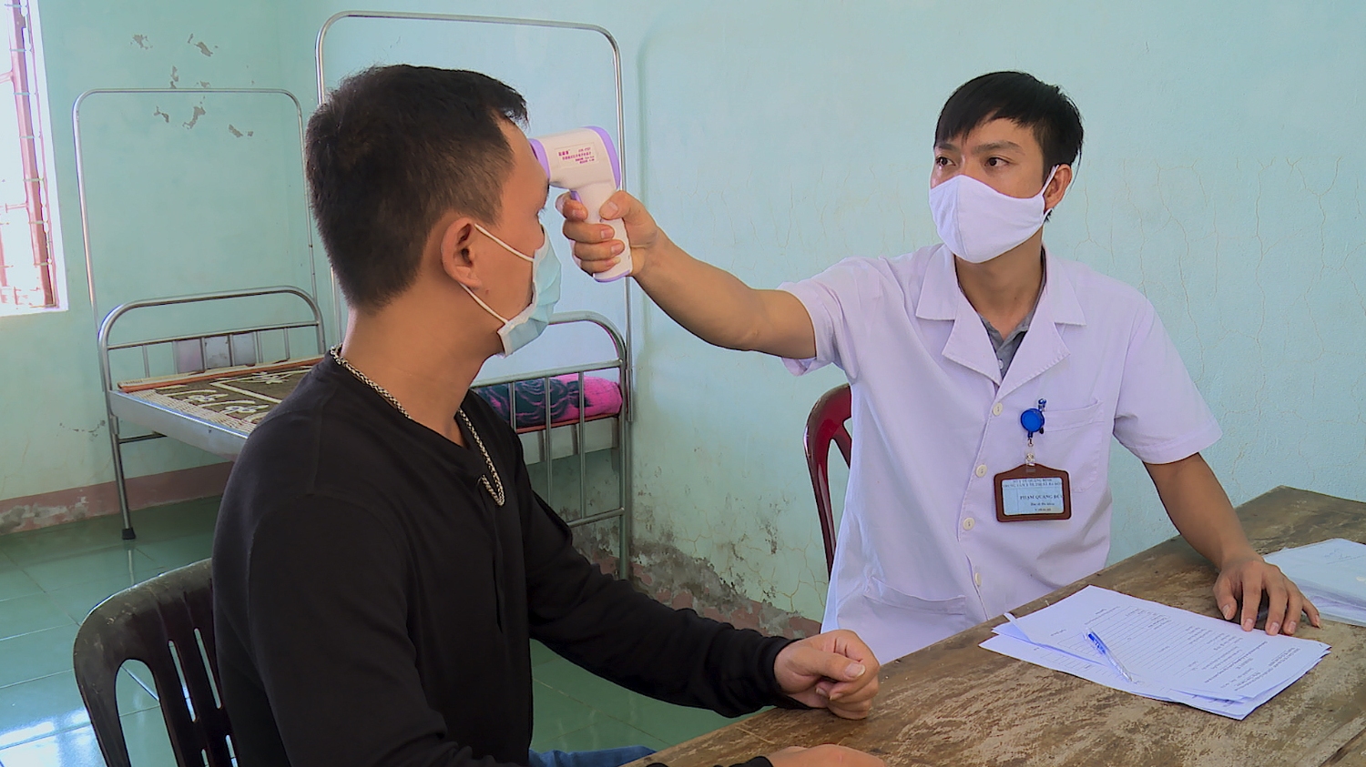 Trạm y tế xã Quảng Minh kiểm tra thân nhiệt cho người dân khi đến khám bệnh