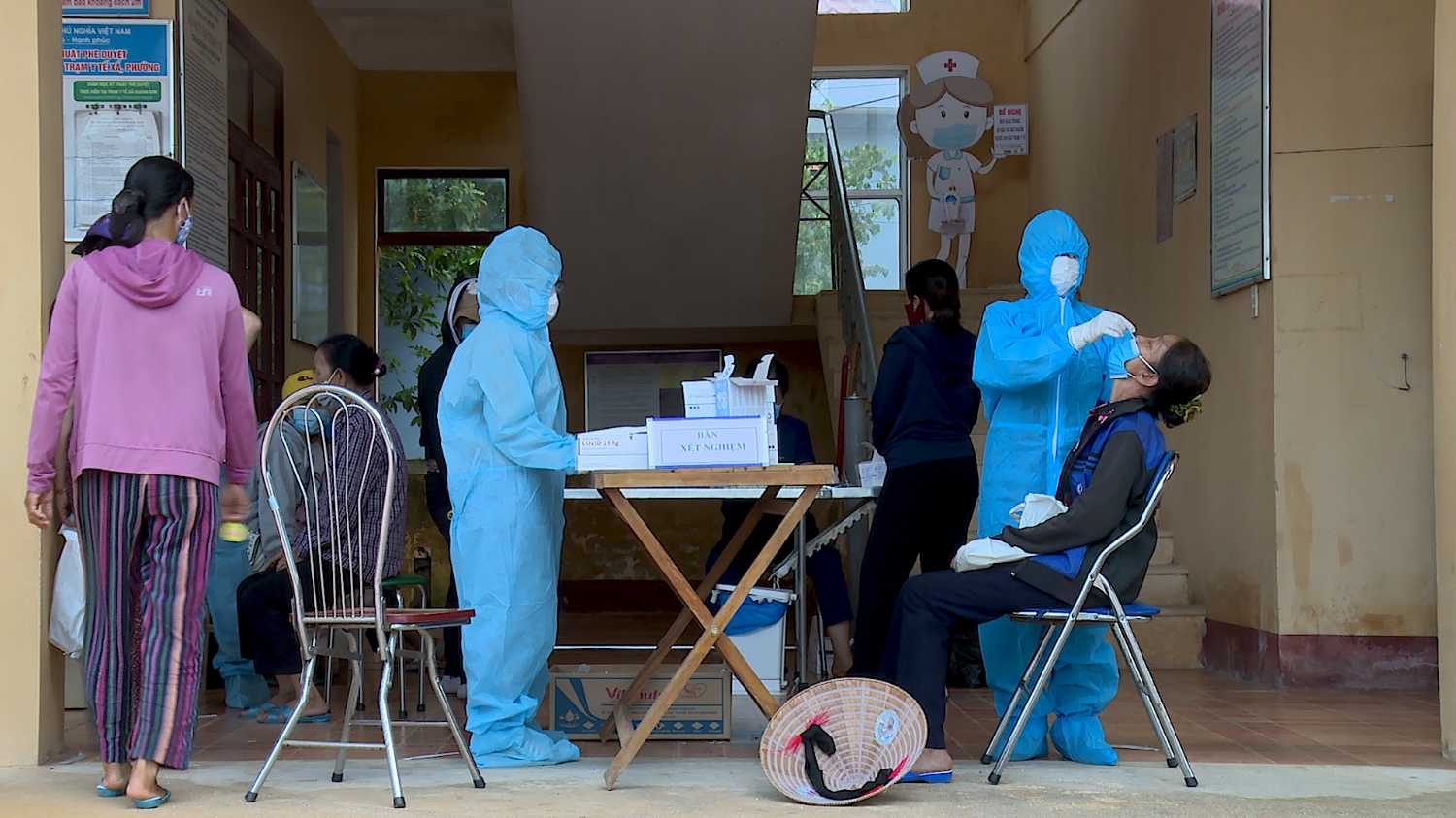 Trạm y tế xã Quảng Sơn lấy mẫu xét nghiệm cho người dân.