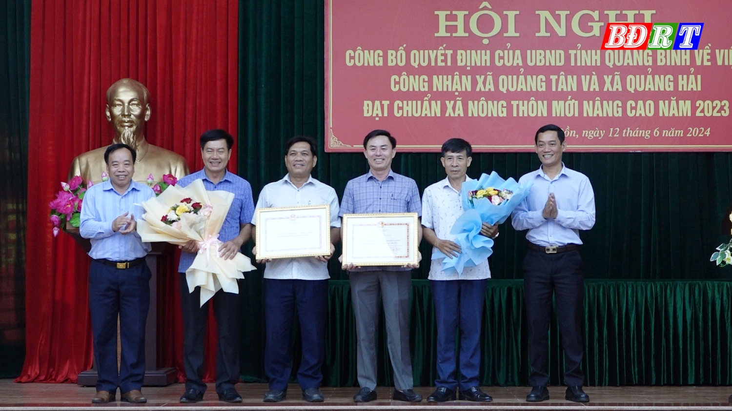Trao bằng công nhận xã đạt chuẩn NTM nâng cao cho 2 xã Quảng Hải và Quảng Tân