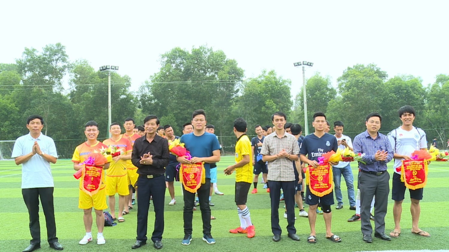 Đoàn cơ sở cơ quan chính quyền thị xã: Tổ chức thành công giải bóng đá mini kỷ niệm ngày thành lập Đoàn TNCS Hồ Chí Minh.