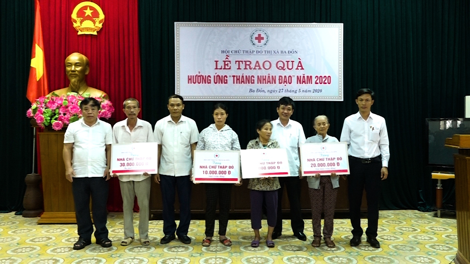 Trao quà cho các đối tượng có hoàn cảnh khó khăn hưởng ứng phong trào “Tháng nhân đạo” năm 2020.