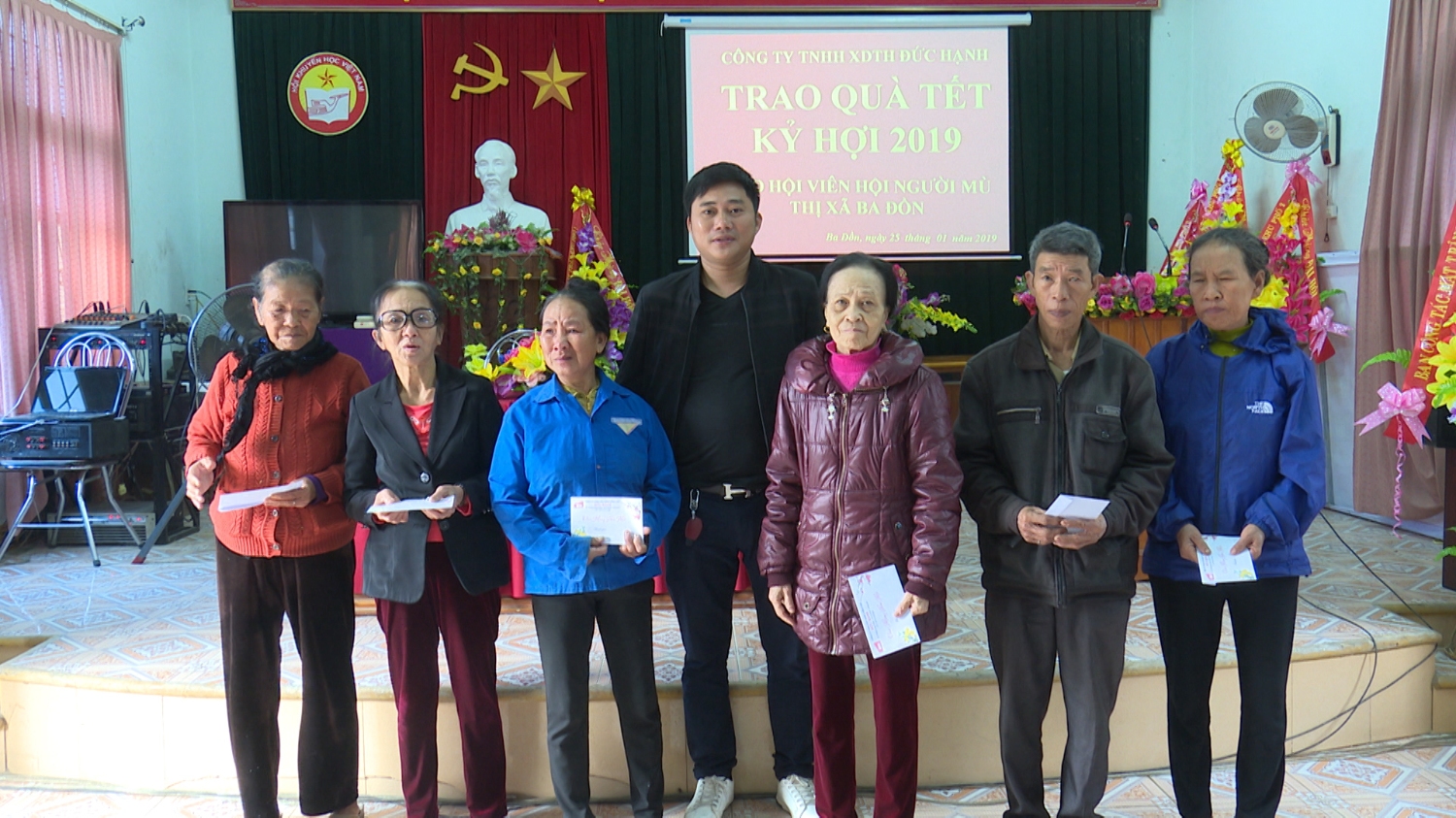 Hội người mù thị xã Ba Đồn trao quà Tết cho hộ nghèo Xuân Kỷ Hợi 2019