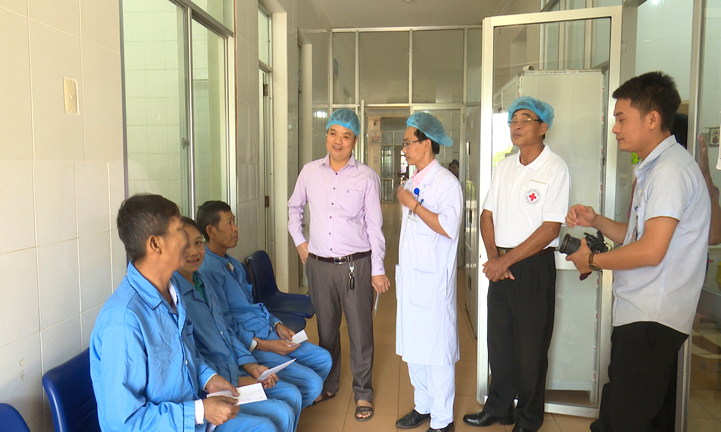 Thăm hỏi, tặng quà cho bệnh nhân chạy thận đang điều trị tại Bệnh viện Đa khoa khu vực Bắc Quảng Bình