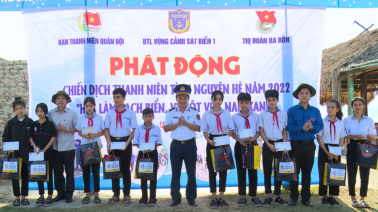 Trao quà cho 10 em học sinh nghèo hiếu học trên địa bàn phường Quảng Phúc và phường Quảng Thọ