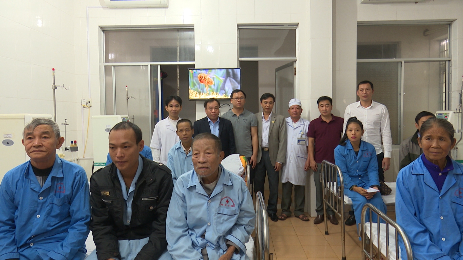 UBND thị xã Ba Đồn phối hợp CLB Sông Lam nghệ An và Báo ĐS&PL trao quà hỗ trợ bệnh nhân chạy thận nhân tạo tại Bệnh viện ĐKKV Bắc Quảng Bình