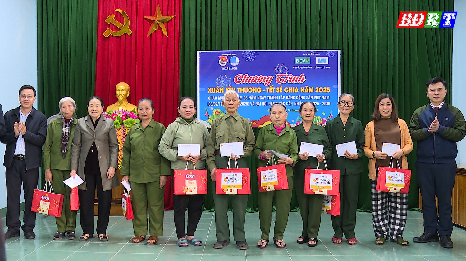 Trao tặng 10 suất quà cho 10 thanh niên xung phong có hoàn cảnh khó khăn trên địa bàn xã Quảng Thủy