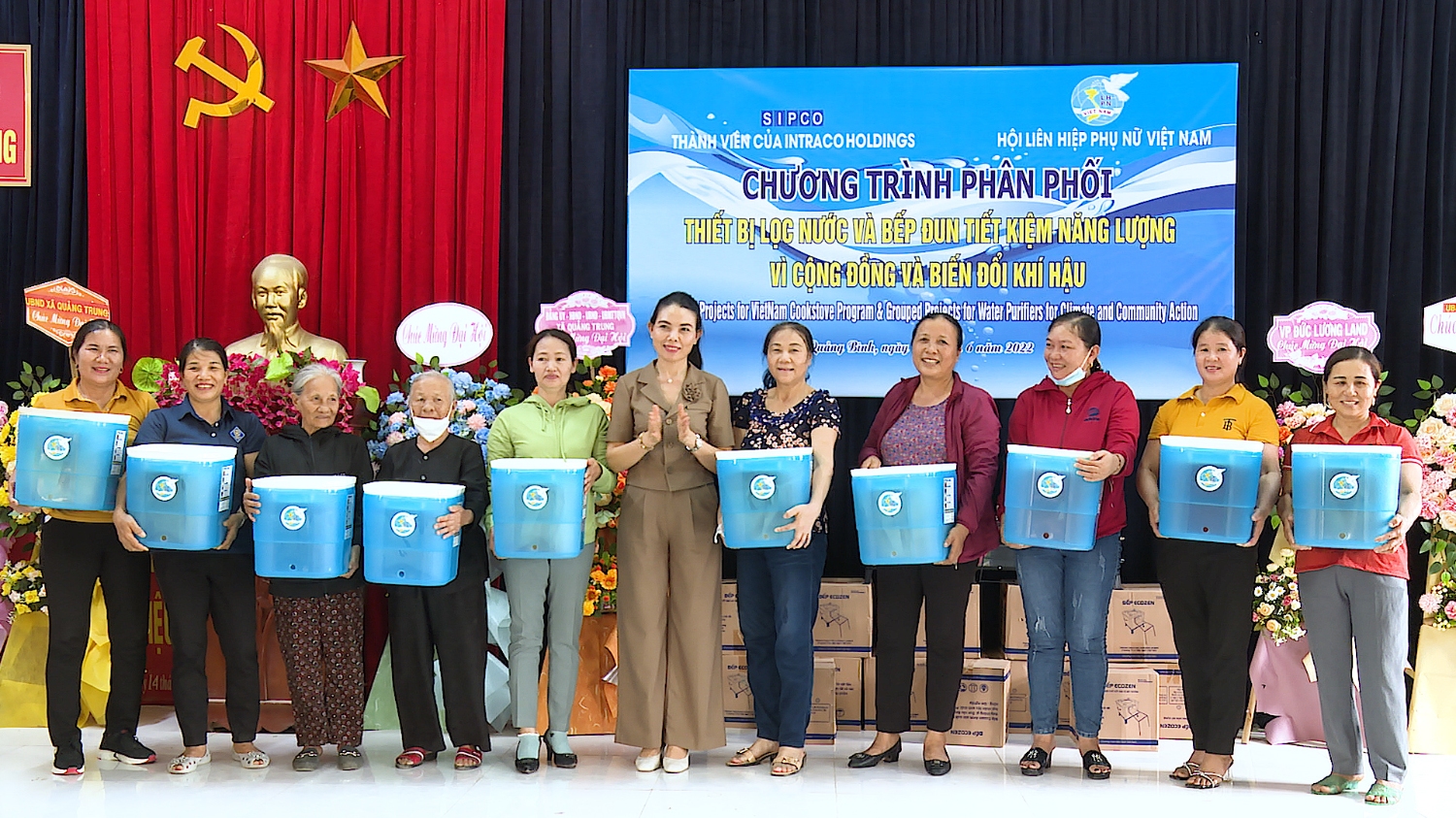 Trao tặng 100 bình lọc nước cho hội viên phụ nữ xã Quảng Hòa