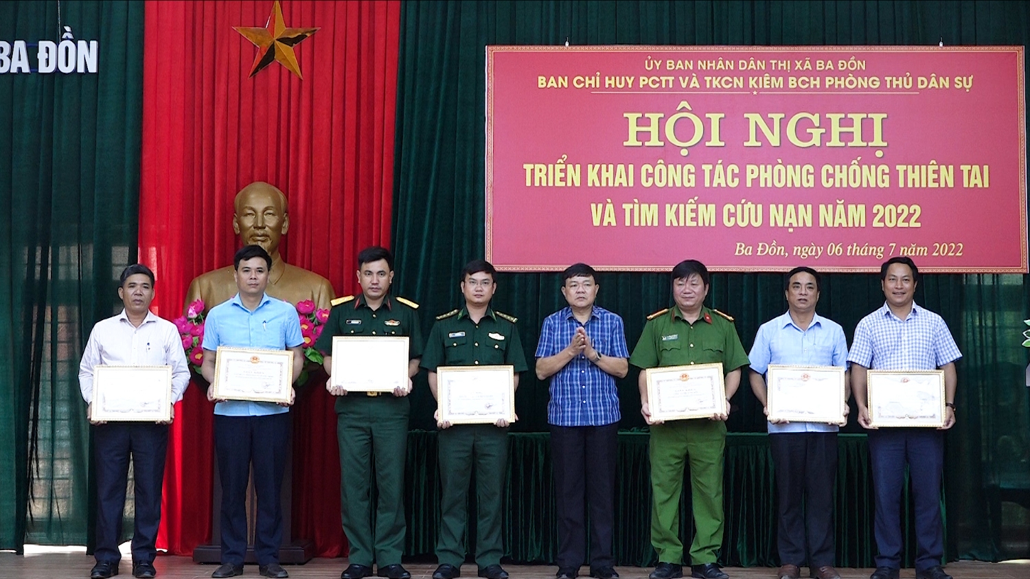Trao thưởng 07 tập thể có thành tích xuất sắc trong công tác PCTT TKCN năm 2021