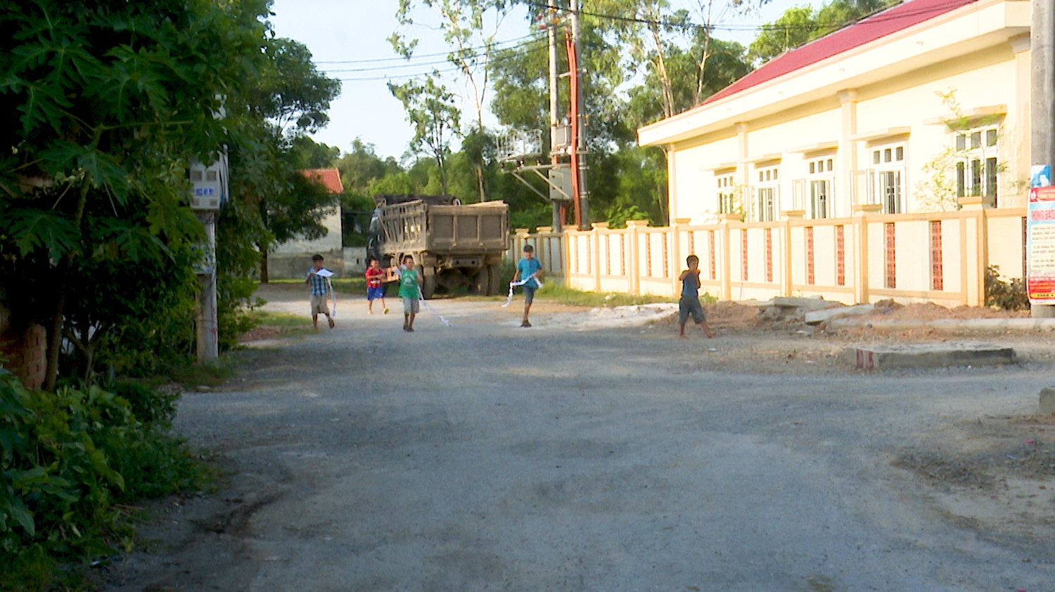 Trẻ em chơi nhởi trên các tuyến đường có xe chạy qua