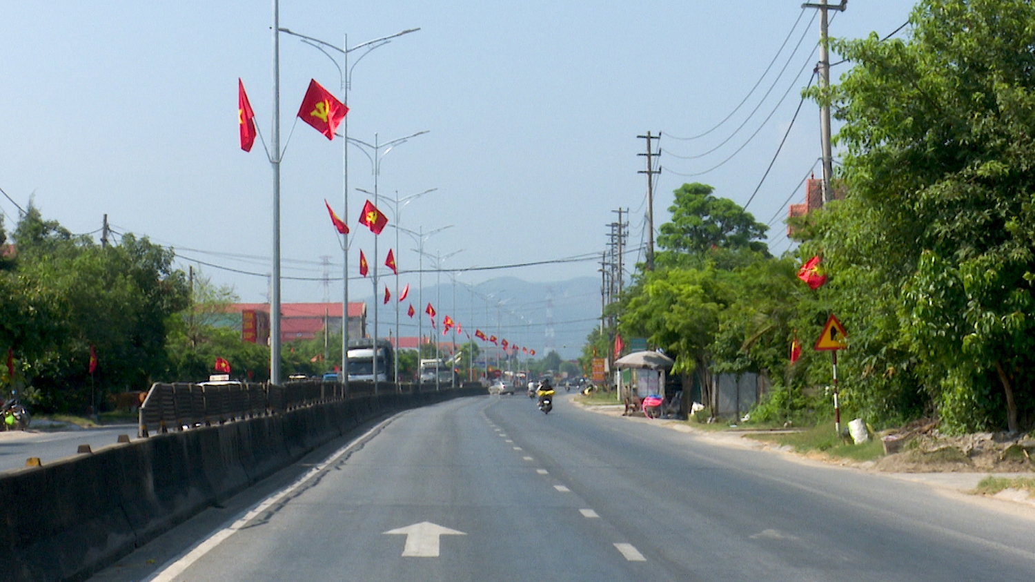 Treo cờ Đảng và cờ Tổ Quốc trên tuyến đường quốc lộ 1A