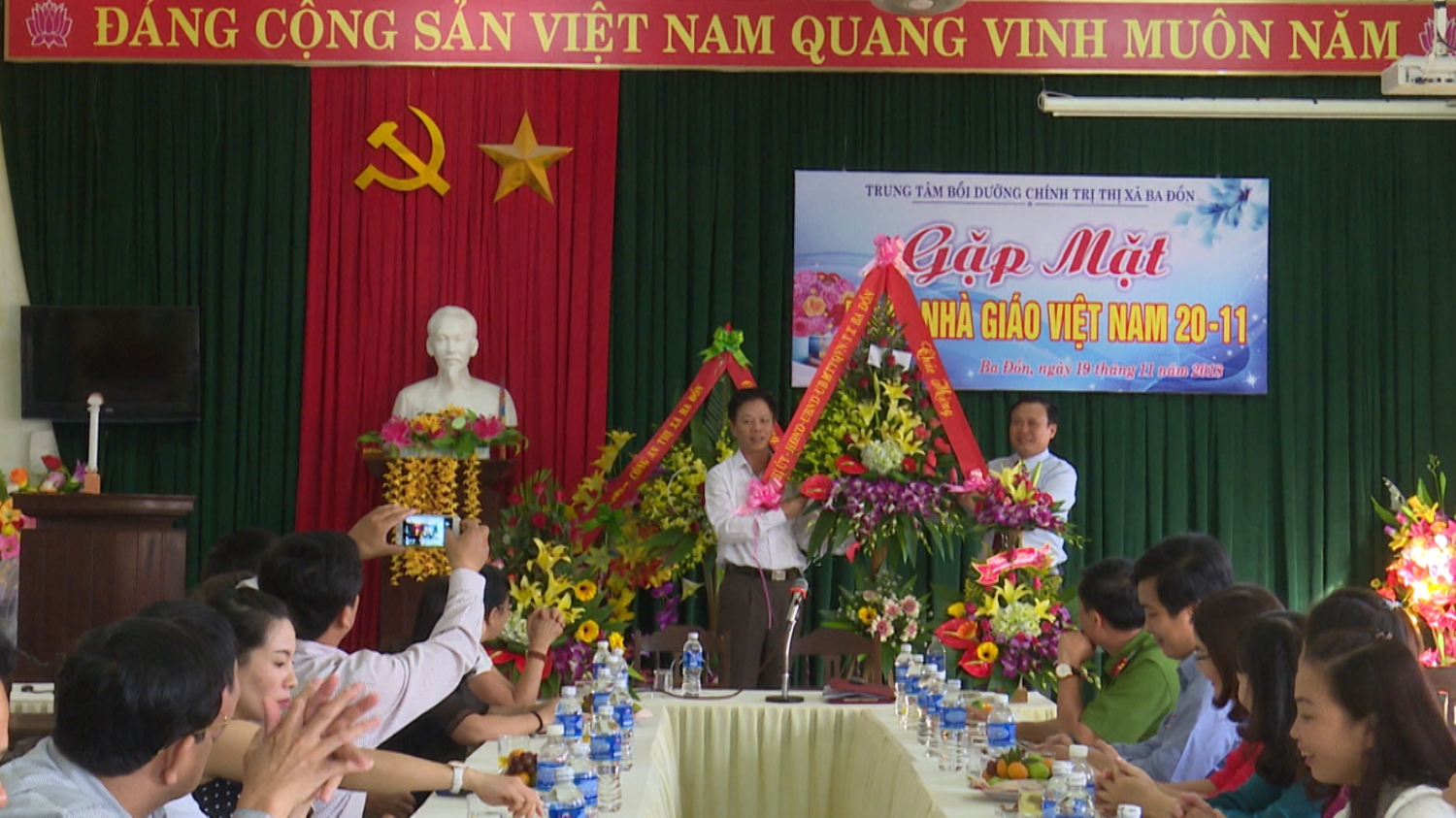 Trung Tâm Bồi dưỡng Chính trị thị xã Ba Đồn gặp mặt kỷ niệm 36 năm ngày Nhà giáo Việt Nam 20-11