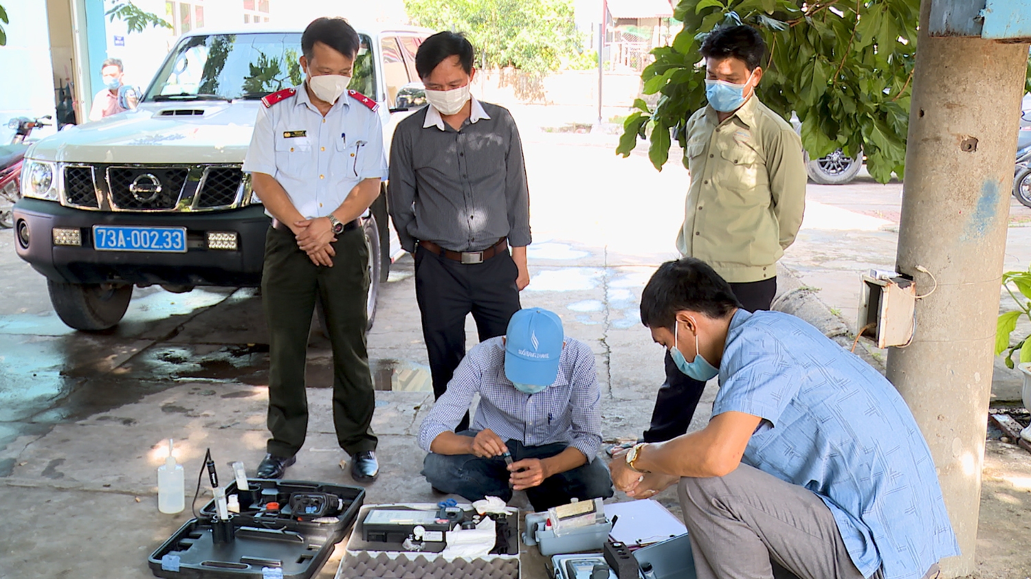 Trung tâm Phòng chống bệnh tật tỉnh Quảng Bình đã tiến hành tổ chức lấy mẫu nước để xét nghiệm, kiểm tra chất lượng nước sạch tại Chi nhánh cấp nước Ba Đồn