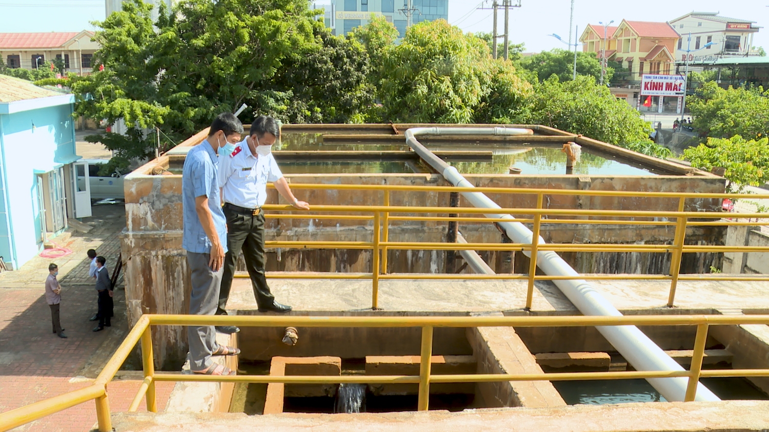 Trung tâm Phòng chống bệnh tật tỉnh Quảng Bình kiểm tra các bể chứa nước tại thị xã Ba Đồn.