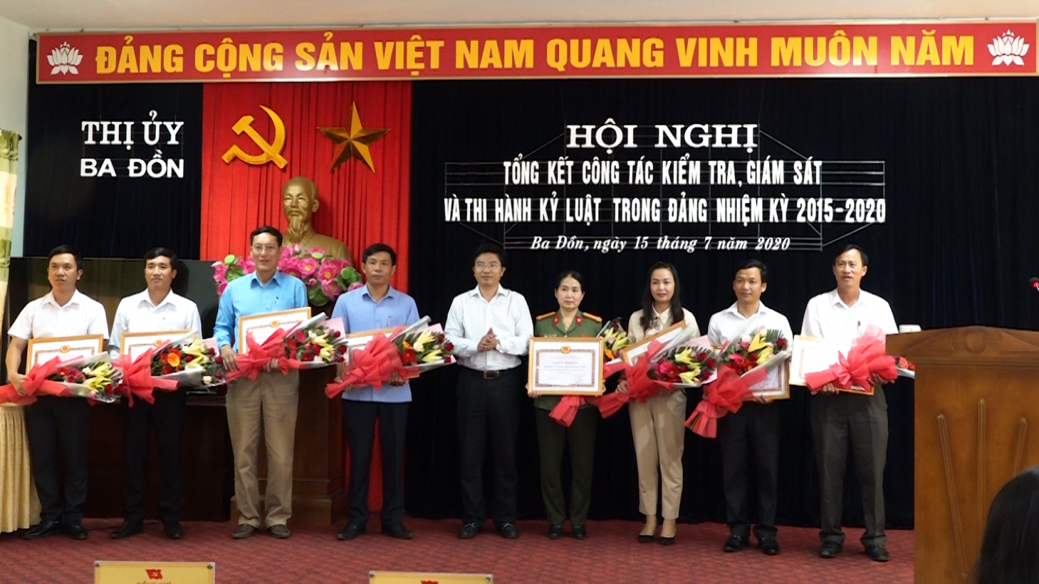 Trương An Ninh UVTV Tỉnh ủy Bí thư Thị ủy Ba Đồn đã trao giấy khen cho 08 tập thể đã có thành tích xuất sắc trong công tác kiểm tra, giám sát, thi hành kỷ luật trong Đảng nhiệm kỳ 2015 – 2020