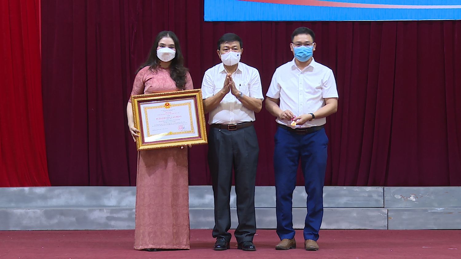 Trường THCS Nguyễn Hàm Ninh vinh dự được nhận Huân chương lao động hạng 3