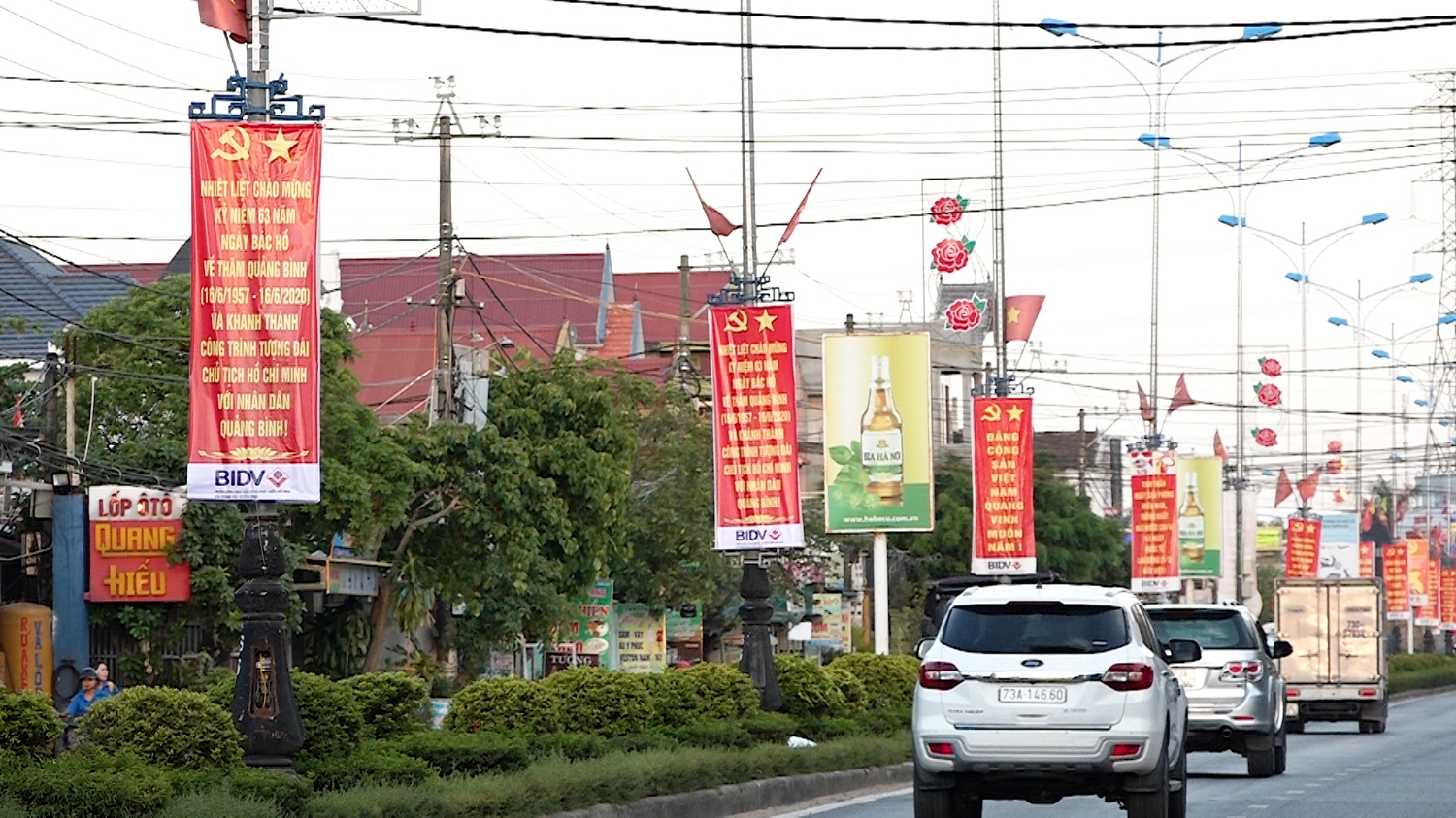 Tuyên truyền bằng băng rôn khẩu hiệu tại các tuyến đường trung tâm.