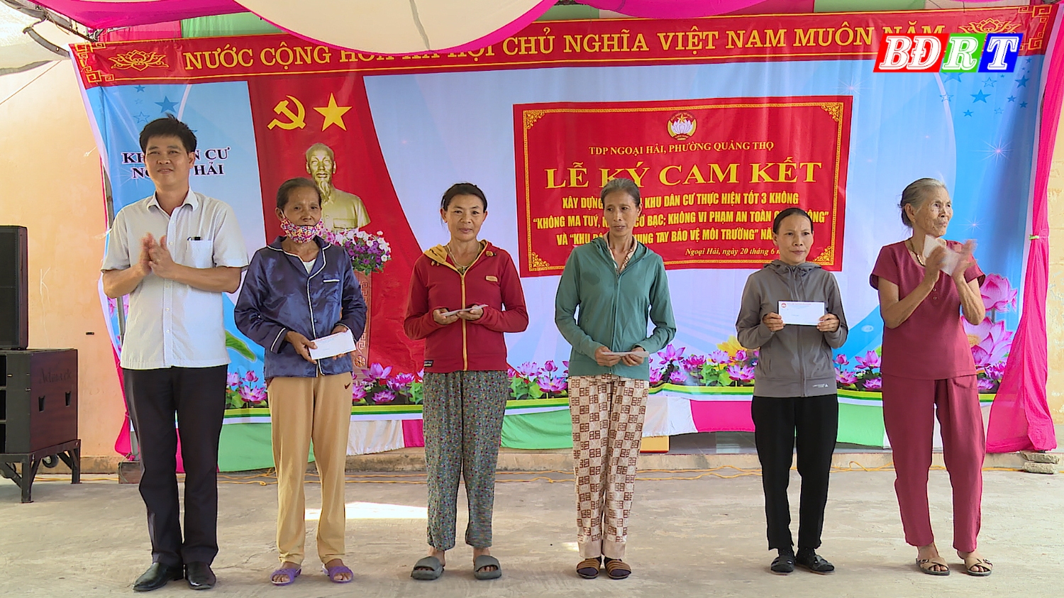 UBMTTQVN thị xã Ba Đồn đã trao tặng 05 suất quà cho 05 hộ gia đình có hoàn cảnh khó khăn