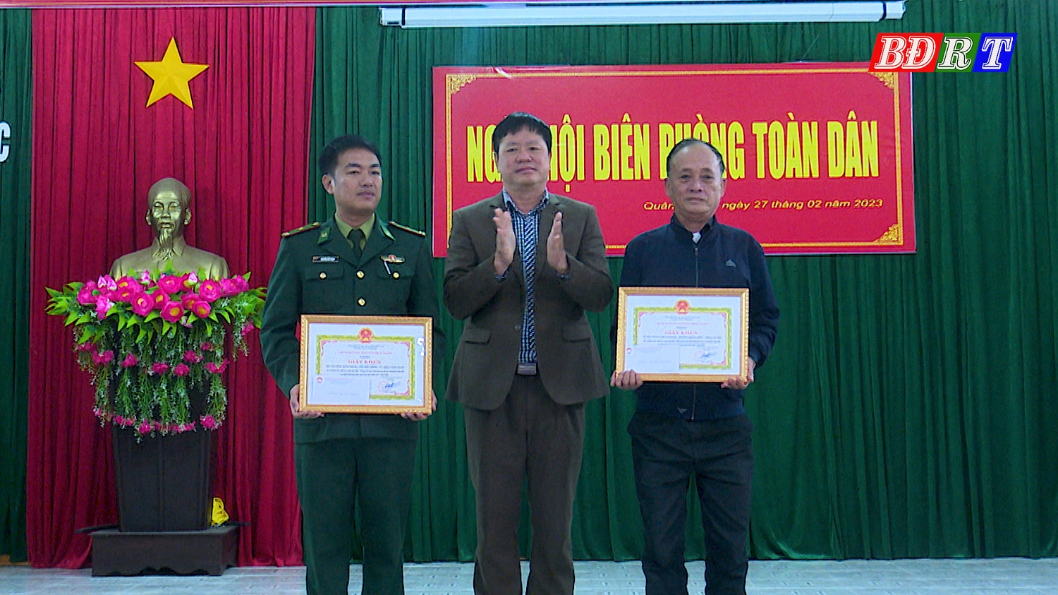 UBND thị xã Ba Đồn đã tặng giấy khen cho 02 tập thể vì đã có nhiều thành tích trong thực hiện “Ngày Biên phòng toàn dân” năm 2022