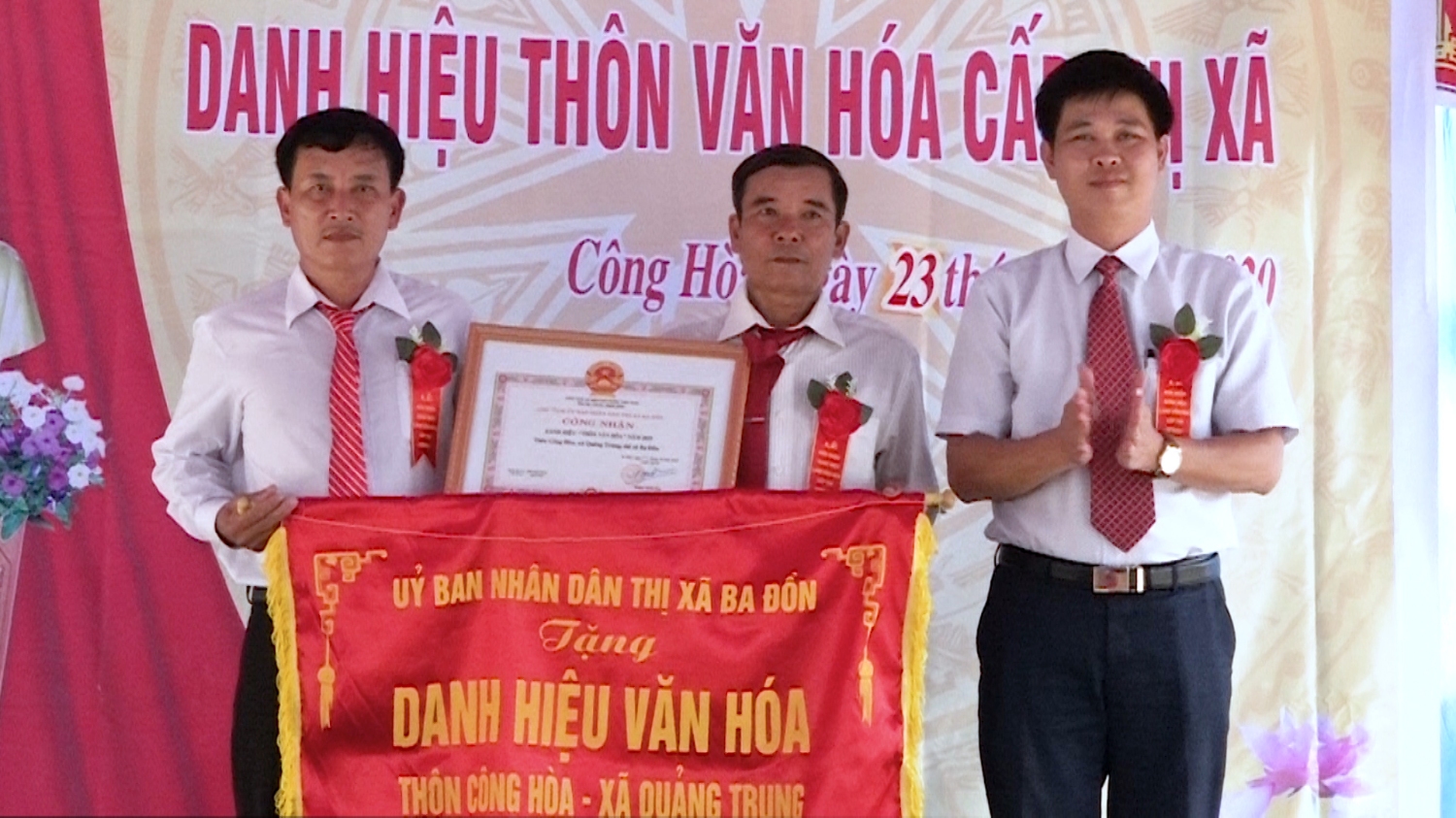 Thôn Công Hòa đón nhận danh hiệu thôn văn hóa cấp thị xã.