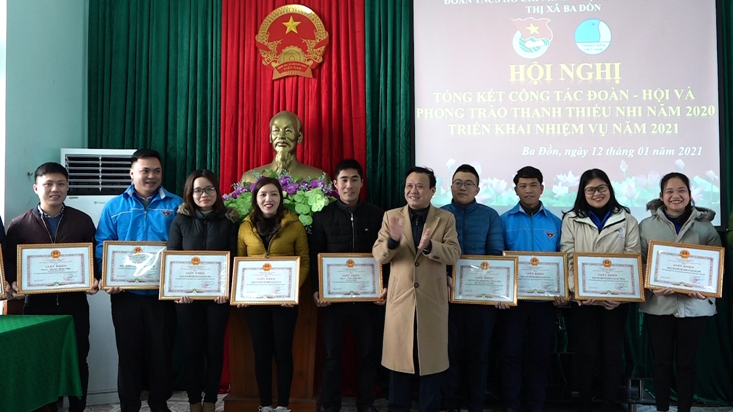 UBND thị xã Ba Đồn trao giấy khen cho các tập thể có thành tích xuất sắc trong công tác Đoàn, Đội năm 2020