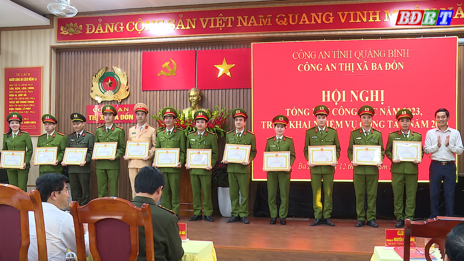UBND thị xã Ba Đồn trao tặng giấy khen cho 03 tập thể, 12 cá nhân đạt thành tích trong công tác Công an năm 2023 (1)