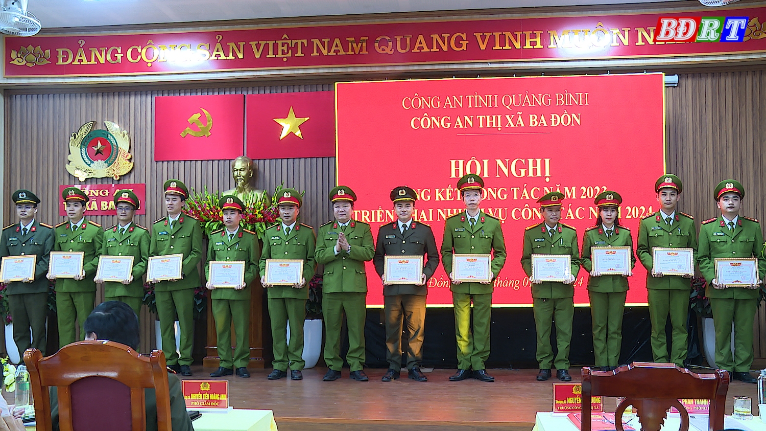 UBND thị xã Ba Đồn trao tặng giấy khen cho các đồng chí đạt Danh hiệu “Chiến sỹ thi đua cơ sở” (1)