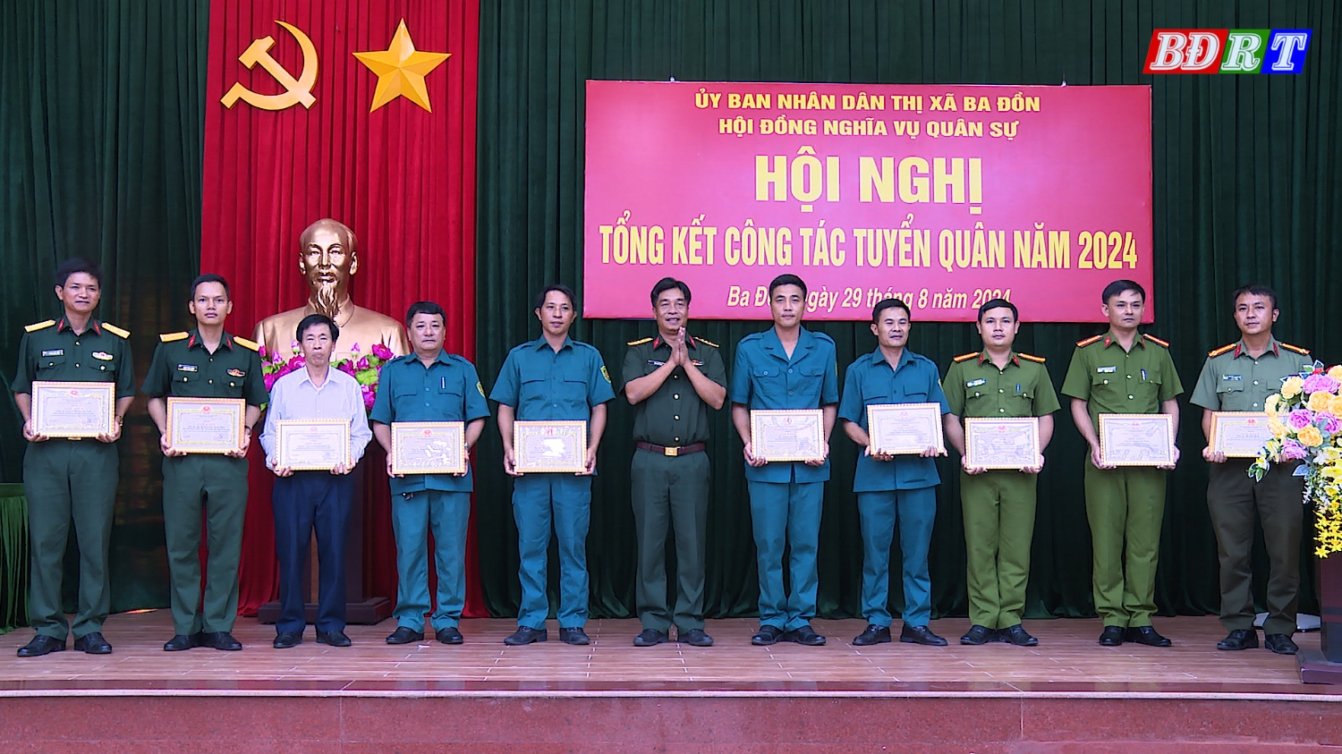 UBND thị xã khen thưởng cho 11 cá nhân có thành tích xuất sắc trong công tác tuyển chọn, gọi công dân nhập ngũ năm 2024