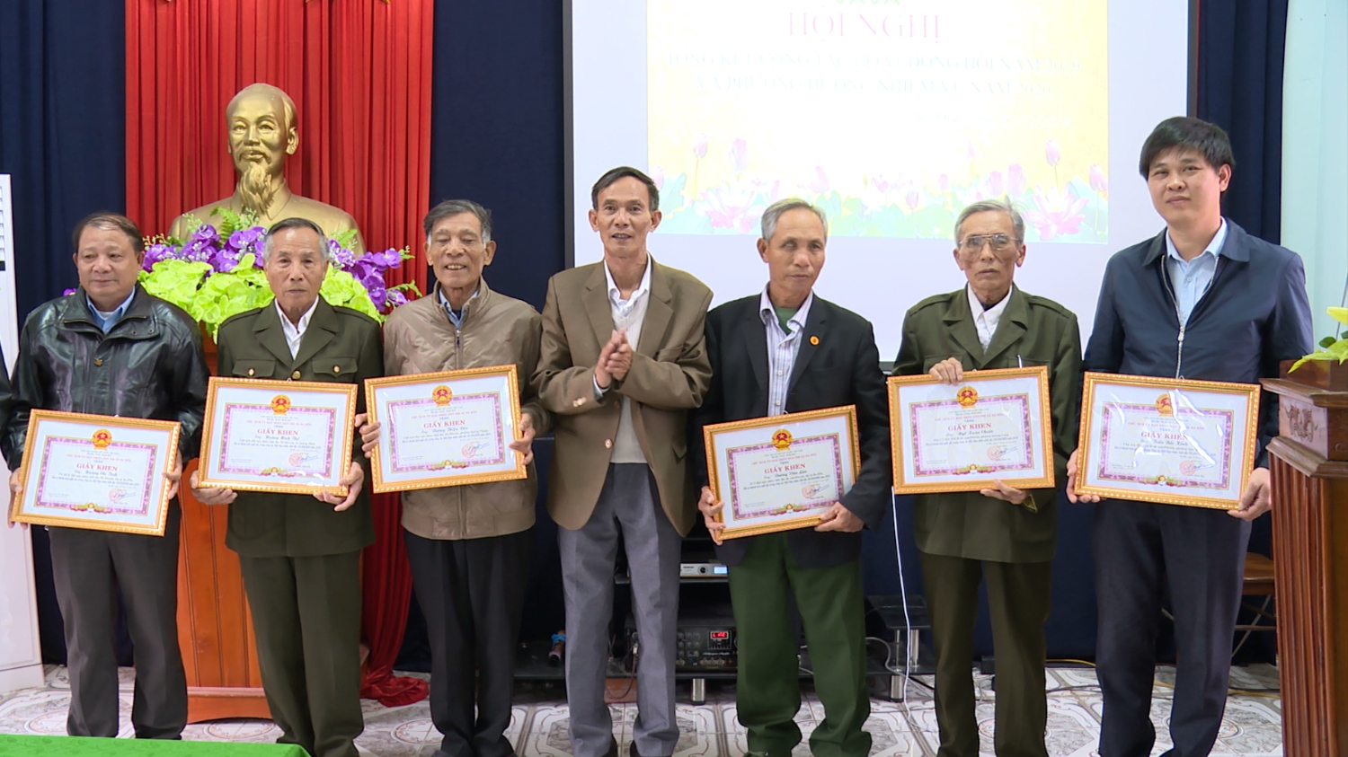 UBND thị xã tặng giấy khen cho 8 cá nhân có nhiều thành tích trong công tác Hội nạn nhân chất độc Da cam Dioxin 2019