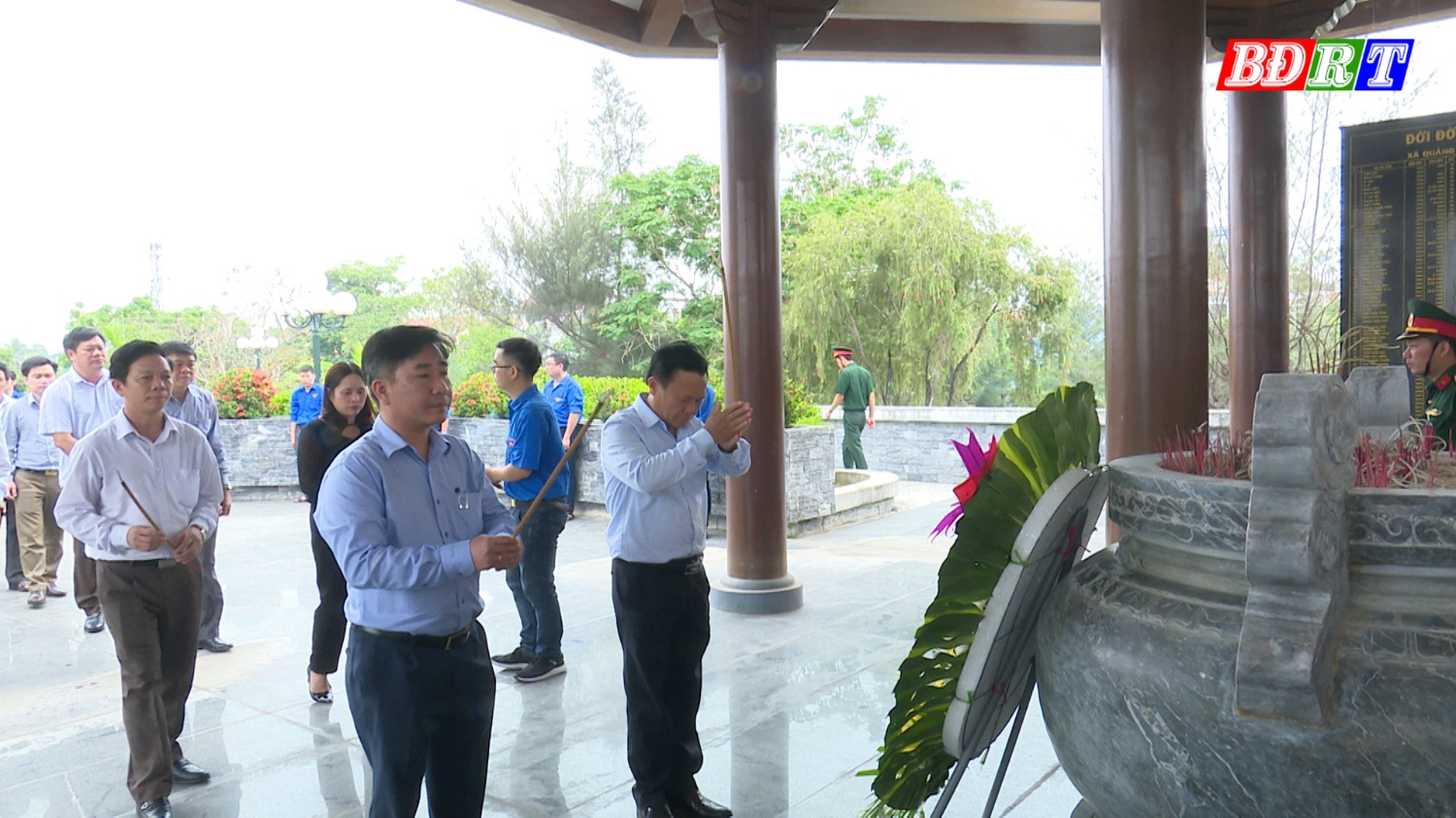 Lãnh đạo Thị xã Ba Đồn viếng Nhà Bia tưởng niệm và mộ Đại Tướng Võ Nguyên Giáp. 