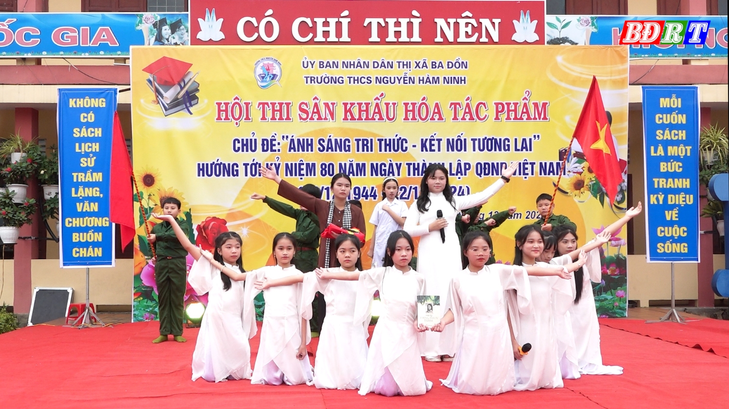 Với hình thức sân khấu hóa, các em học sinh đã mang đến Hội thi những tác phẩm được dàn dựng chu đáo và đầy ý nghĩa