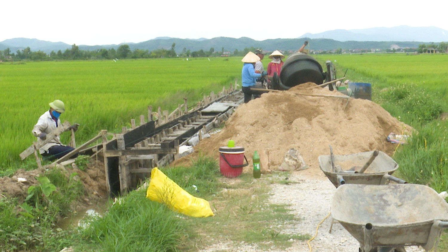 Xây dựng hệ thống kênh mương tại xã Quảng Hòa, thị xã Ba Đồn.