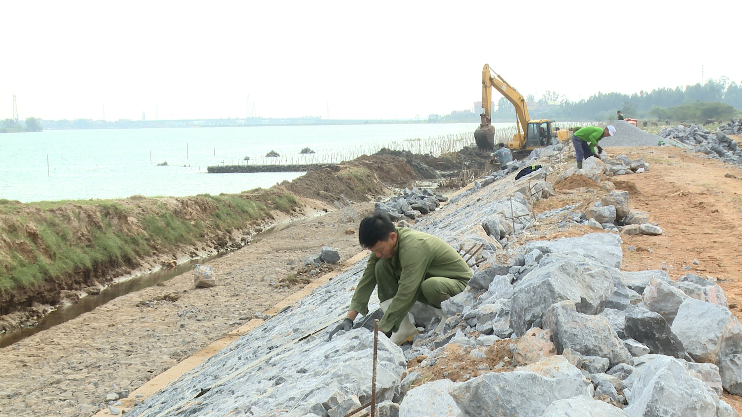 Xây dựng kè ở xã Quảng Hải.