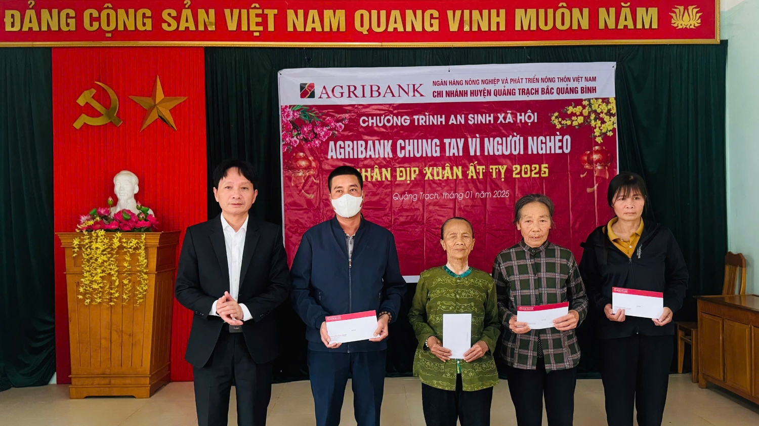 Ông Hoàng Đăng Khoa- Giám đốc Ngân hàng Agribank chi nhánh Quảng Trạch-Bắc Quảng Bình trao quà tết cho hộ khó khăn