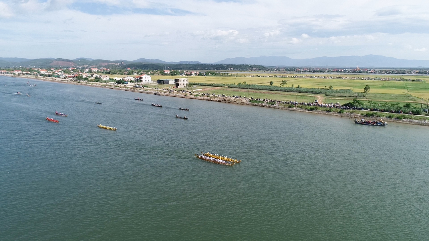 Hình ảnh Lễ hội đua thuyền trên Sông Gianh lần thứ nhất - 2018